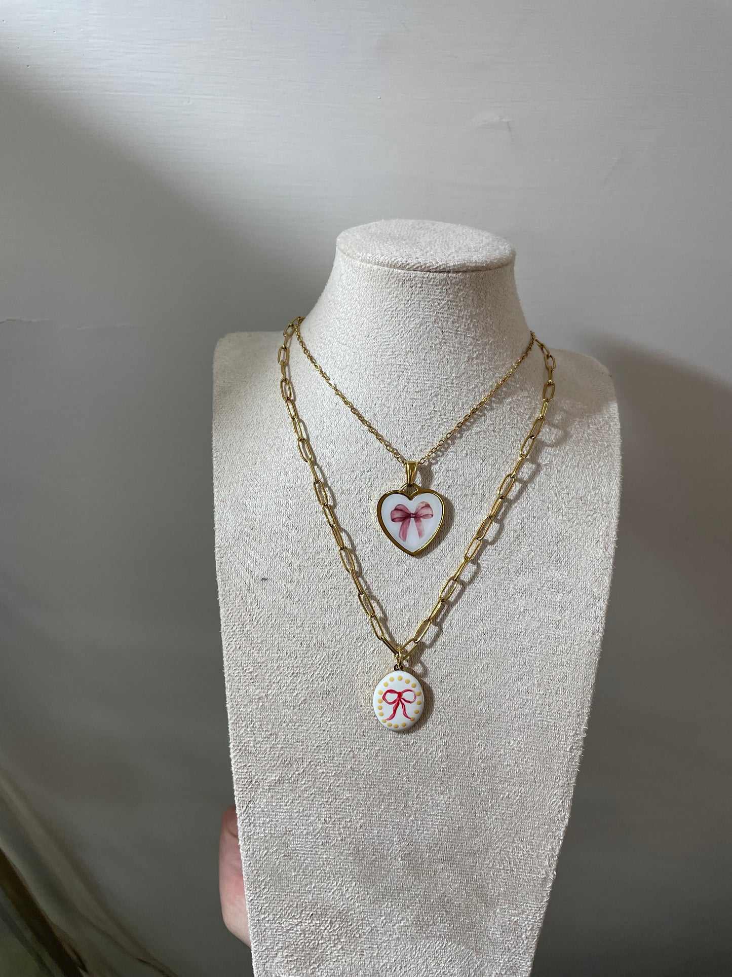 Collana medaglietta con fiocco